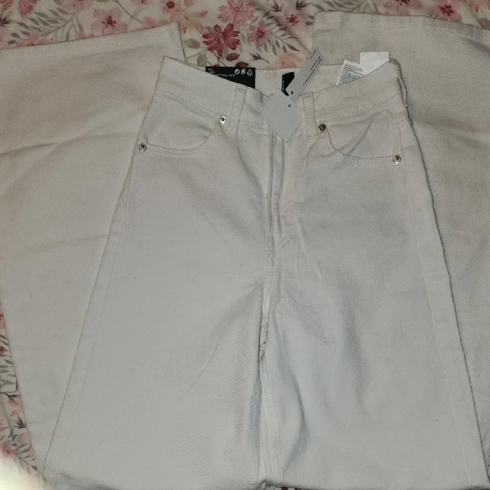 Stylish White Wide-Leg Pants - Picture 5 of 8